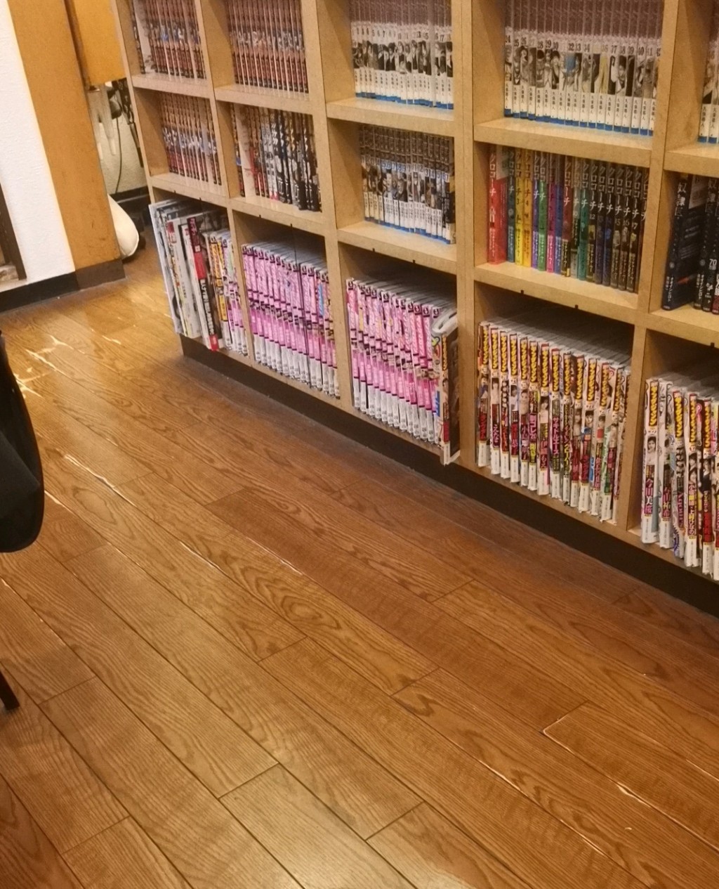 マンキ梅田店で男性席と女性席の仕切りになってる本棚